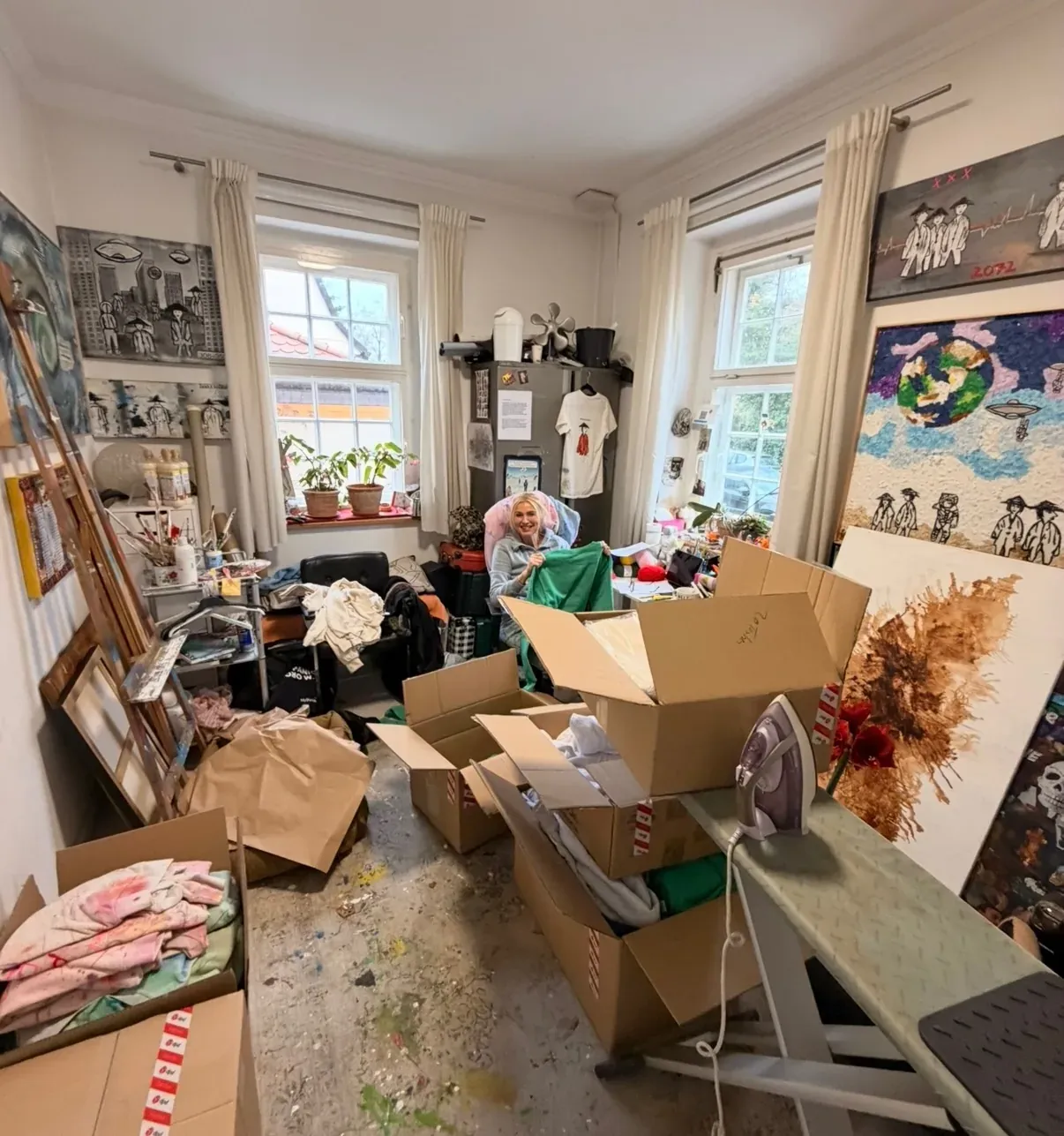 Das Atelier in Berlin. An jeder Wand ein Bild.