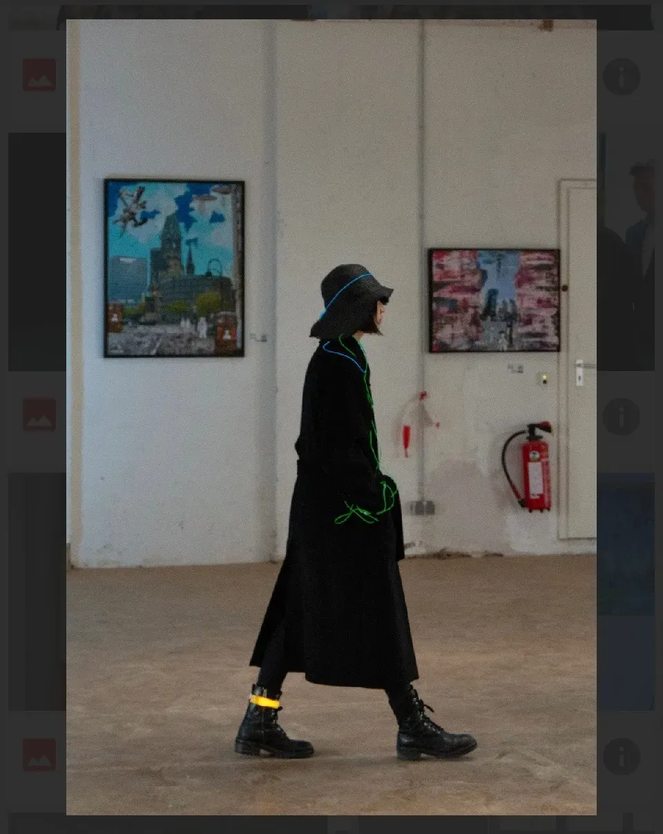 Eine Zeitreisende bewegt sich während einer Ausstellung durch den Raum